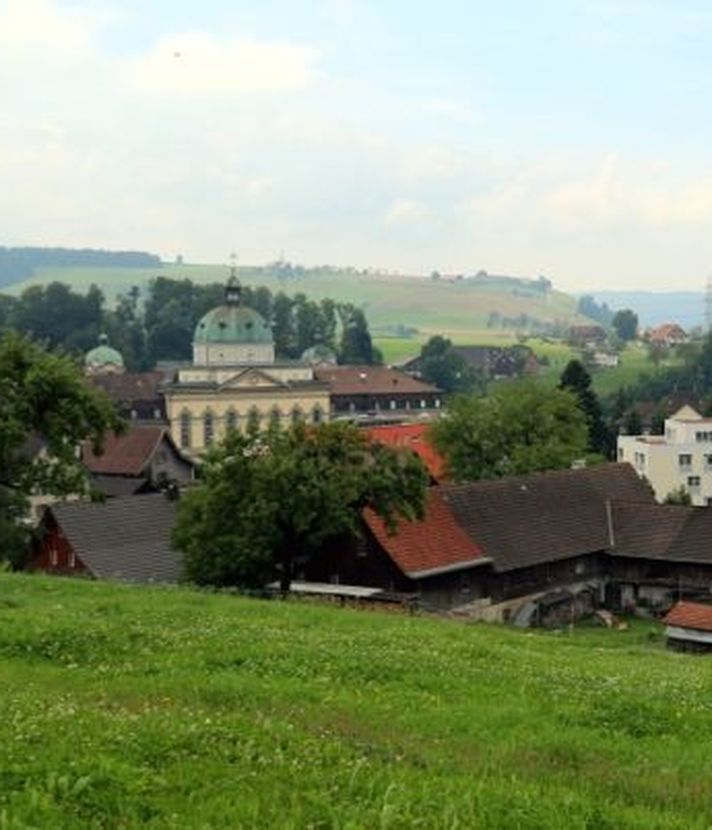 Frischer Wind weht durch ein verschlafenes Dorf