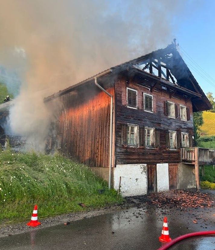 Glut eines Grills ist verantwortlich für Hausbrand