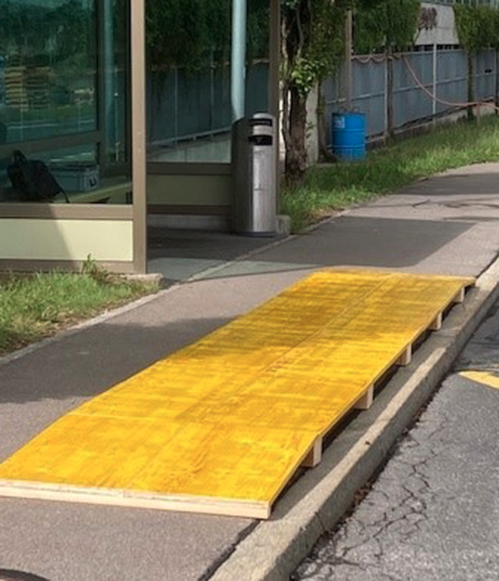 Hünenberg: Was soll das gelbe Holzbrett auf dem Trottoir?
