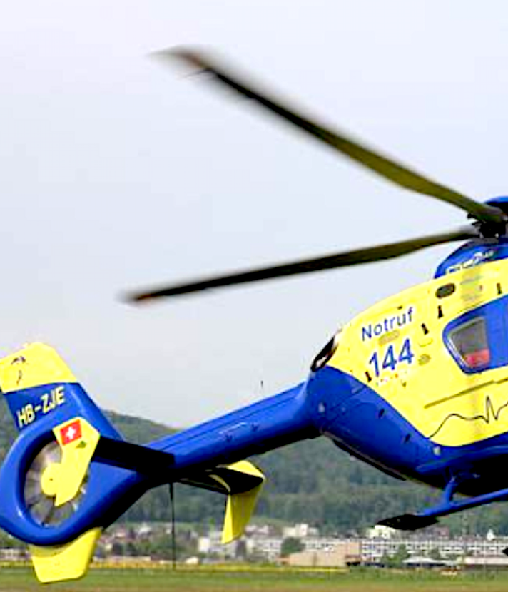 Rettungshelikopter konkurrenzieren sich in der Luft