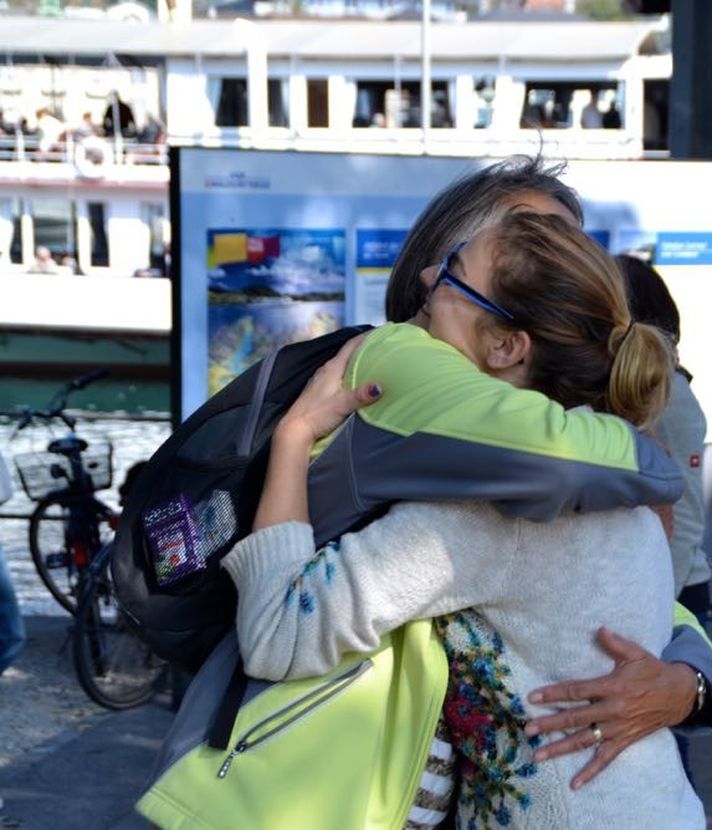 Junge Frauen verteilen Gratis-Umarmungen