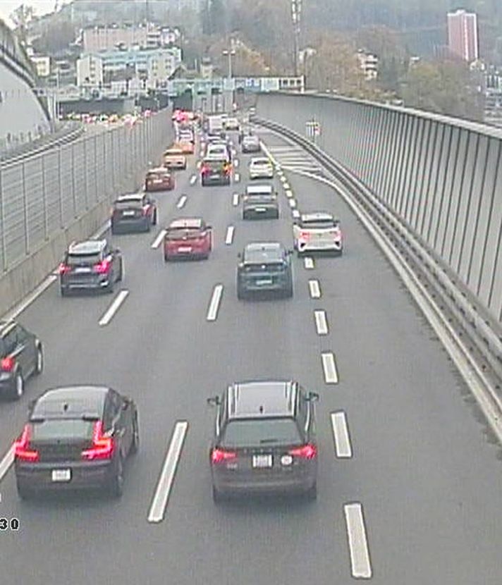 Pannenfahrzeug sorgt für Stau im Sonntagsverkehr