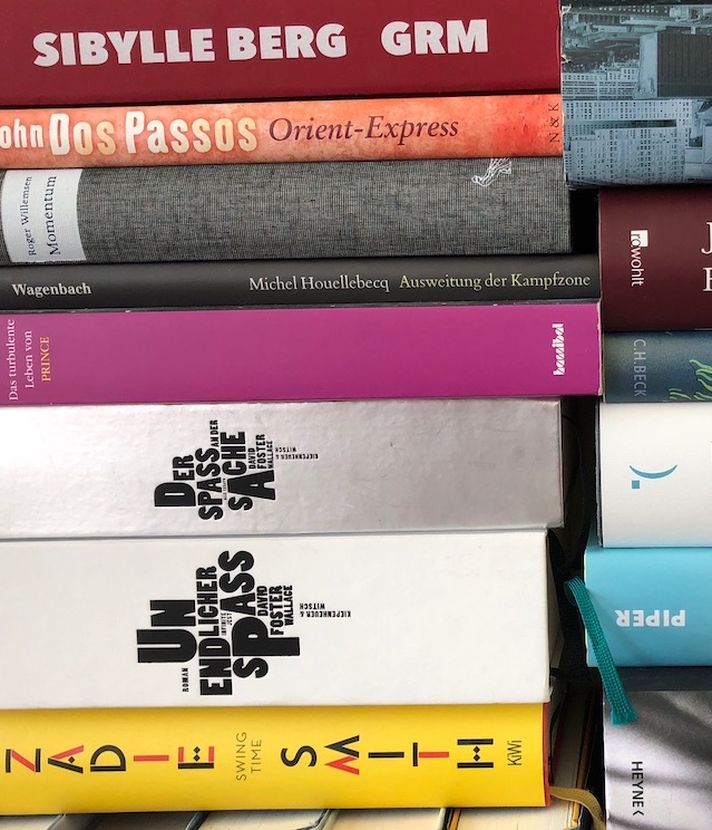 In der Stadt werden Bücher per Velo ausgeliefert