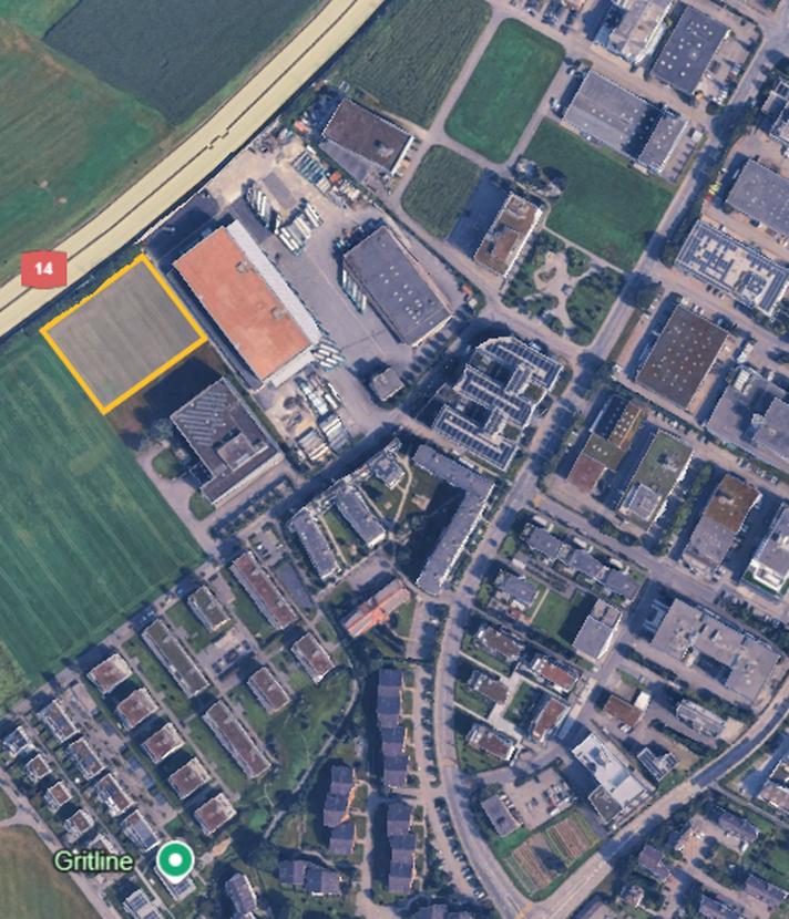Auf dieser grünen Wiese ist eine Bushalle geplant