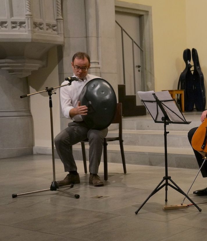 Hohe Töne, ein Cello und ein umgedrehter Wok