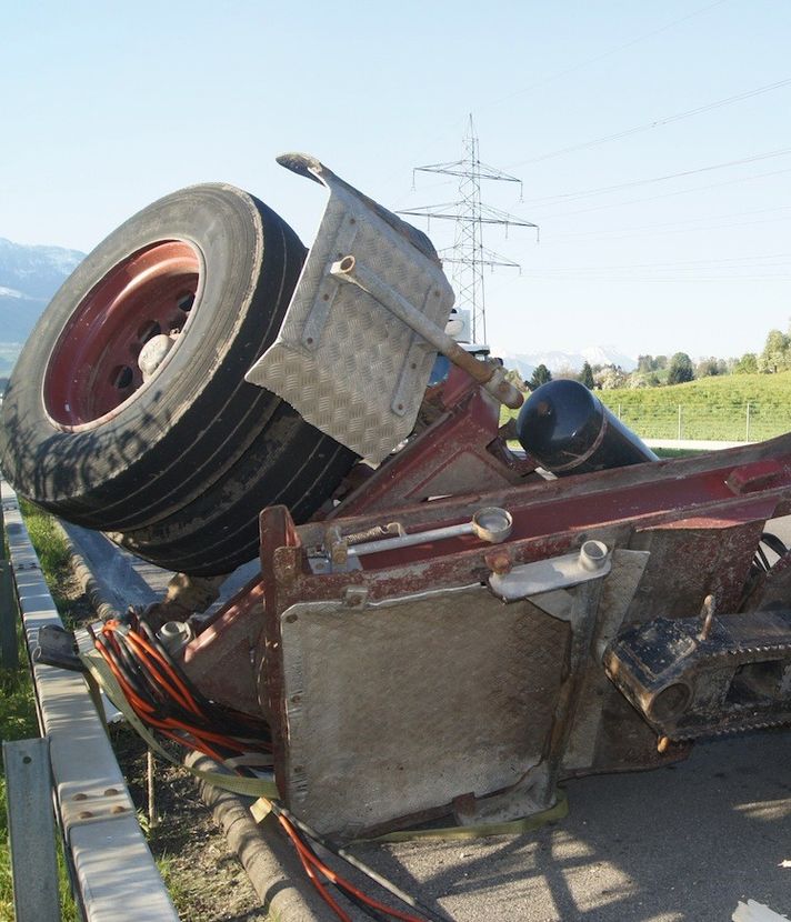 Zug: Lastwagenanhänger auf der Autobahn umgekippt
