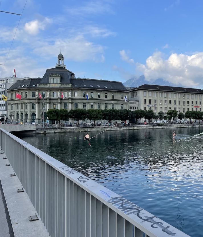 Slackliner verblüffen mit Tanz über Reuss die Stadt Luzern