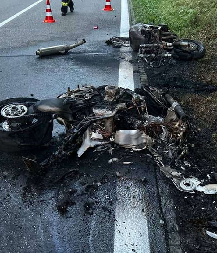 Frontalkollision: Honda und Ducati in Flammen