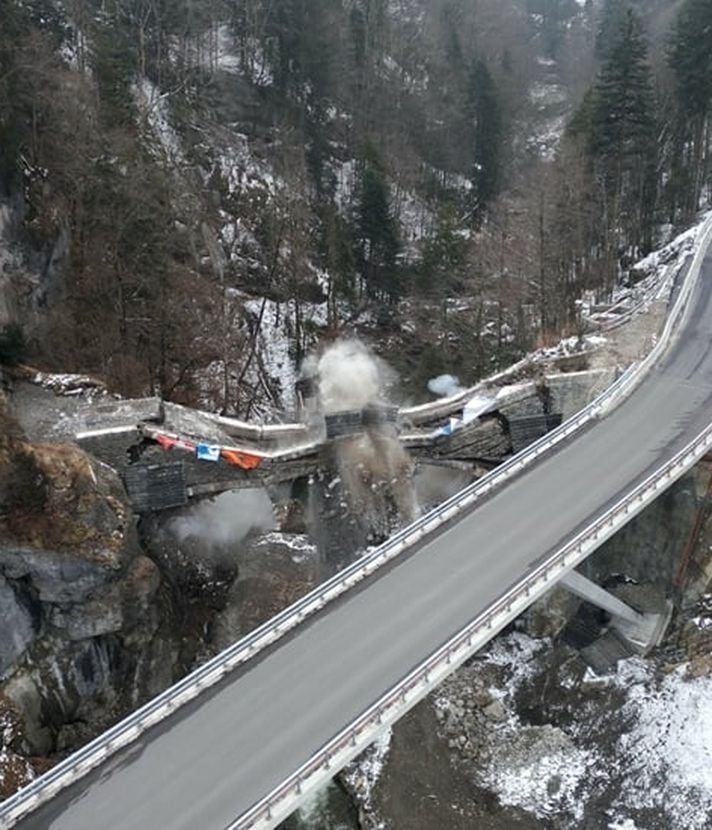 Hier fliegt eine über hundertjährige Brücke in die Luft