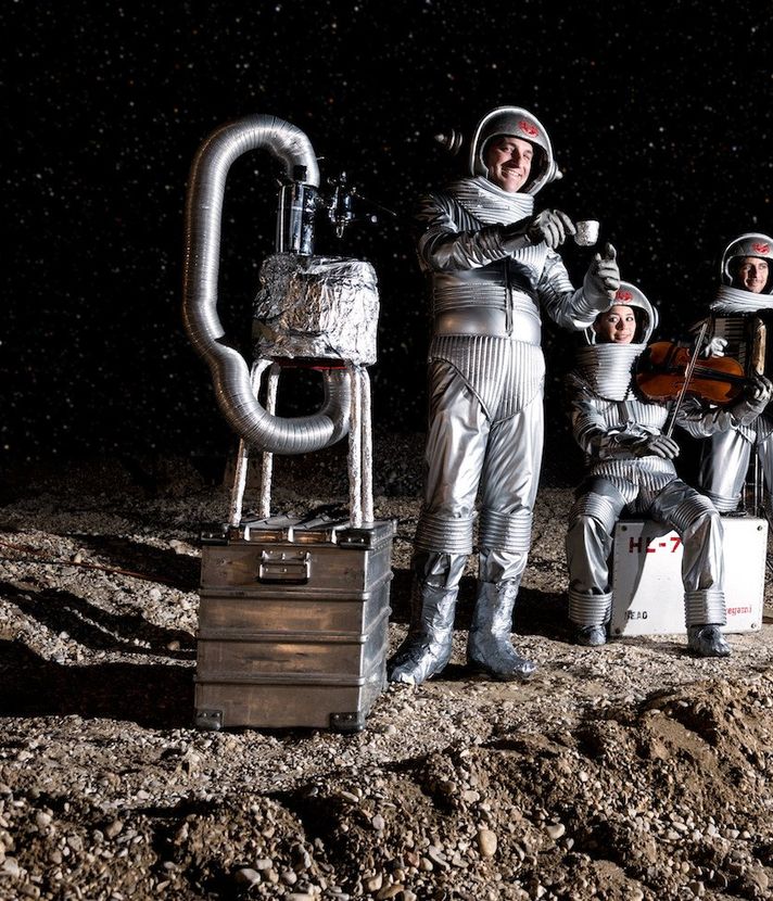 Eine Rakete kreuzt im Universum aus Akrobatik, Humor und Musik