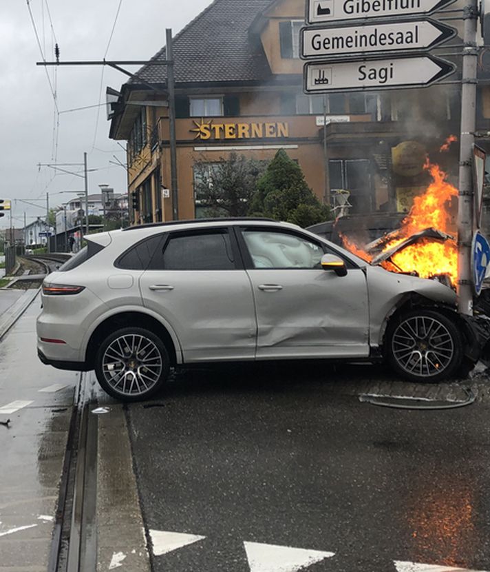 Auto geht nach Unfall in Ballwil in Flammen auf