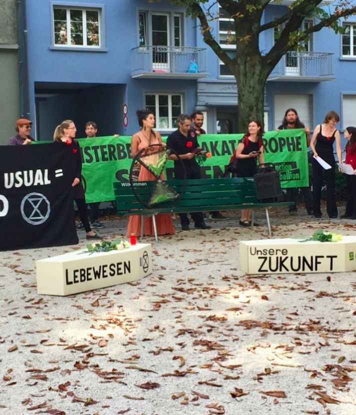 Demonstranten tragen in Luzern die Umwelt zu Grabe