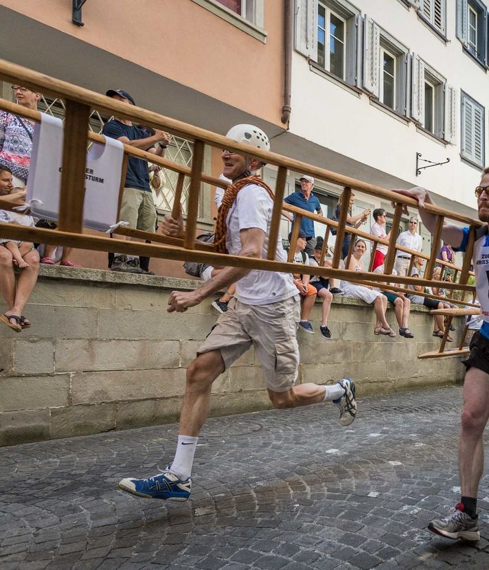 Glockengeläut und Leiterrennen