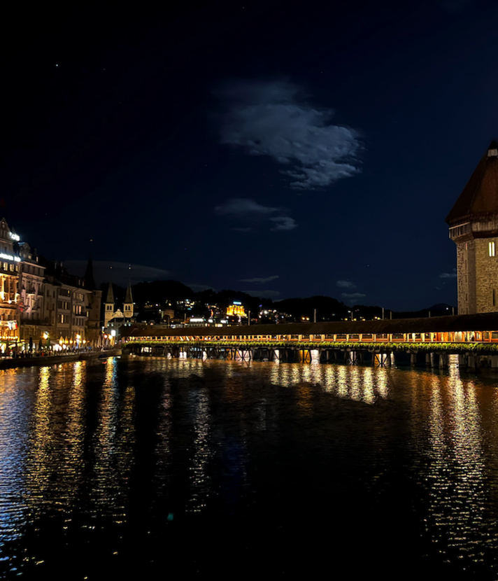 So schön ist die Kapellbrücke bei Nacht