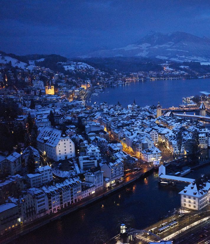 Wunderschöne Luftaufnahmen der verschneiten Stadt Luzern
