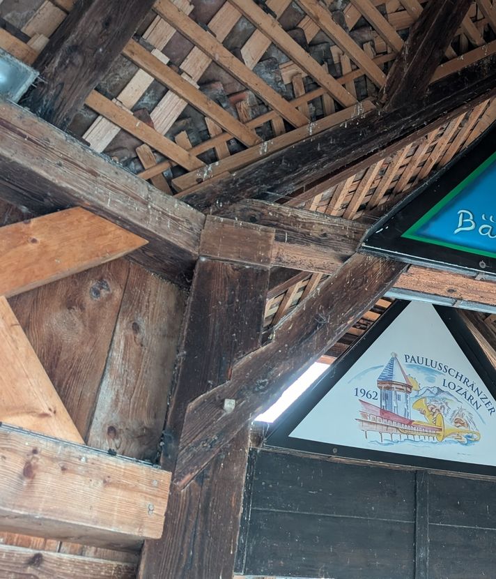 Die Fasnachtsbilder auf der Kapellbrücke hängen