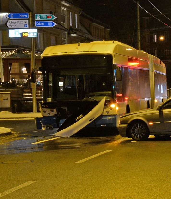 Auto rammt Trolleybus