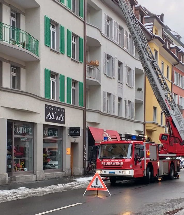 Auto beschädigt: Luzerner Feuerwehr musste wegen Dachlawine ausrücken
