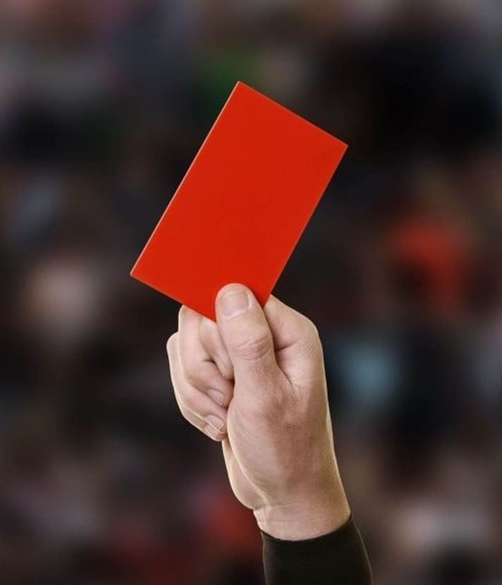 Spiel nach Angriff auf Schiedsrichter abgebrochen