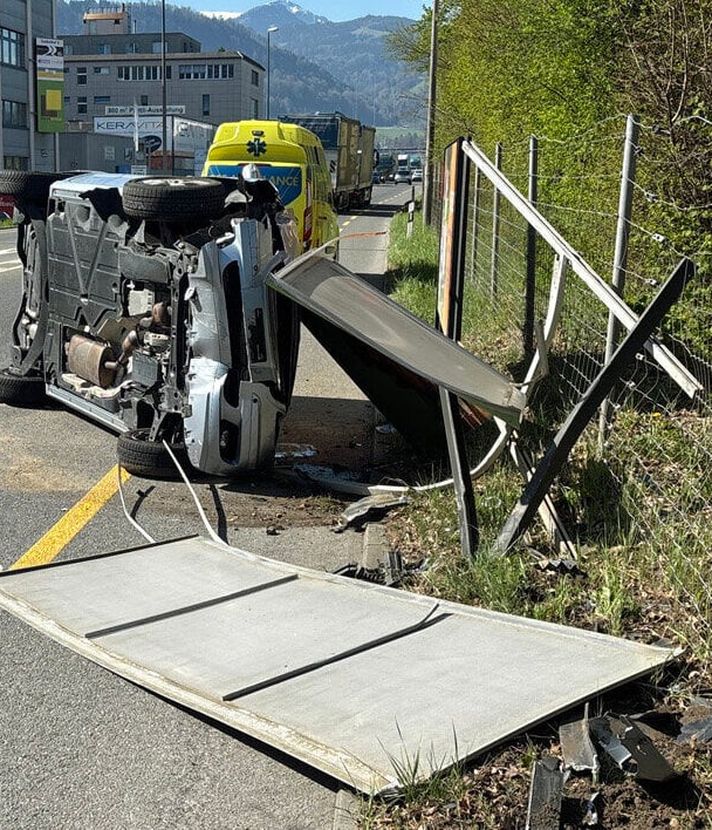 Betrunkene Luzerner fahren in Werbetafel, Stein und Baum