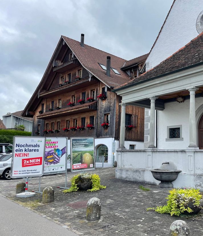 Plakatfront vor Zuger Kapelle sorgt für Missmut