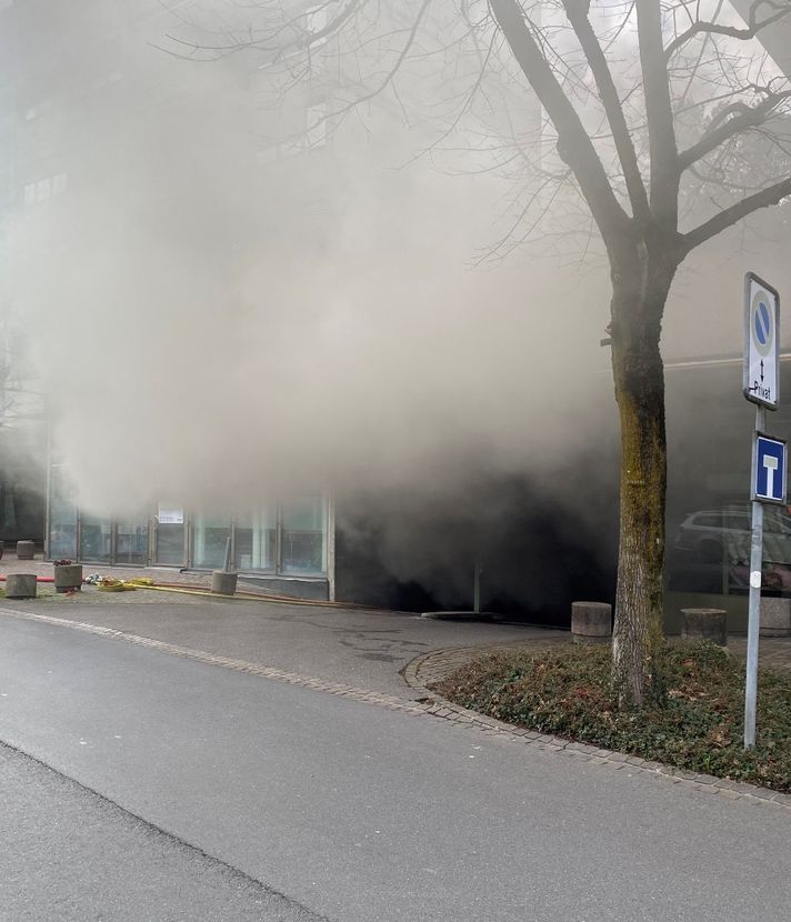 Ein Brandstifter legte Feuer in der Industriestrasse in Zug