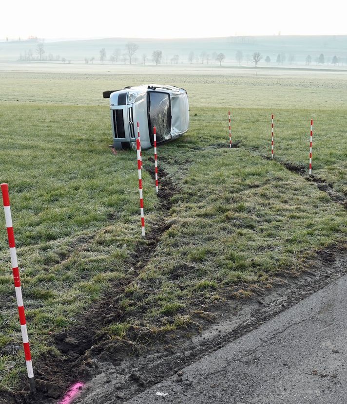Zwei Selbstunfälle, ein verletzter Fahrer