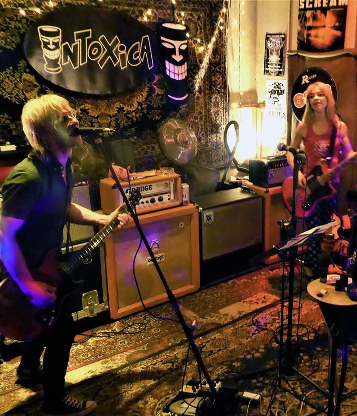 Headbangende Musiker – in Nostalgie verfallene Besucher im Luzerner Sedel
