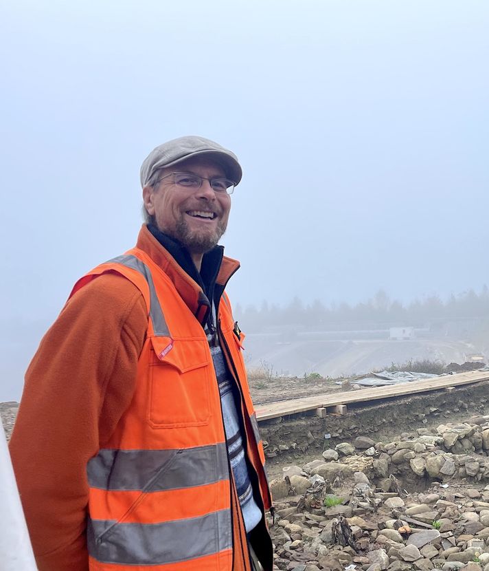 So pinseln Archäologen in einer Kiesgrube zwischen Baggern