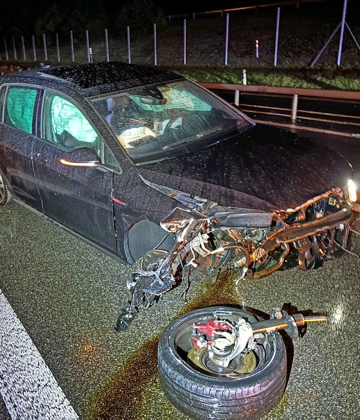 Auto schlittert über A2 und prallt in Leitplanke