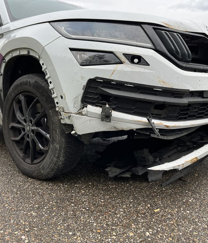 Lastwagen verliert Ladung und macht Auto kaputt