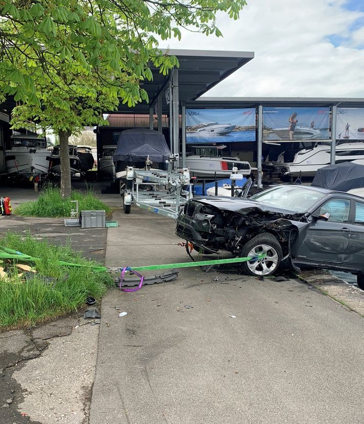 87-jähriger fährt Auto am Alpenquai über Hafenmauer