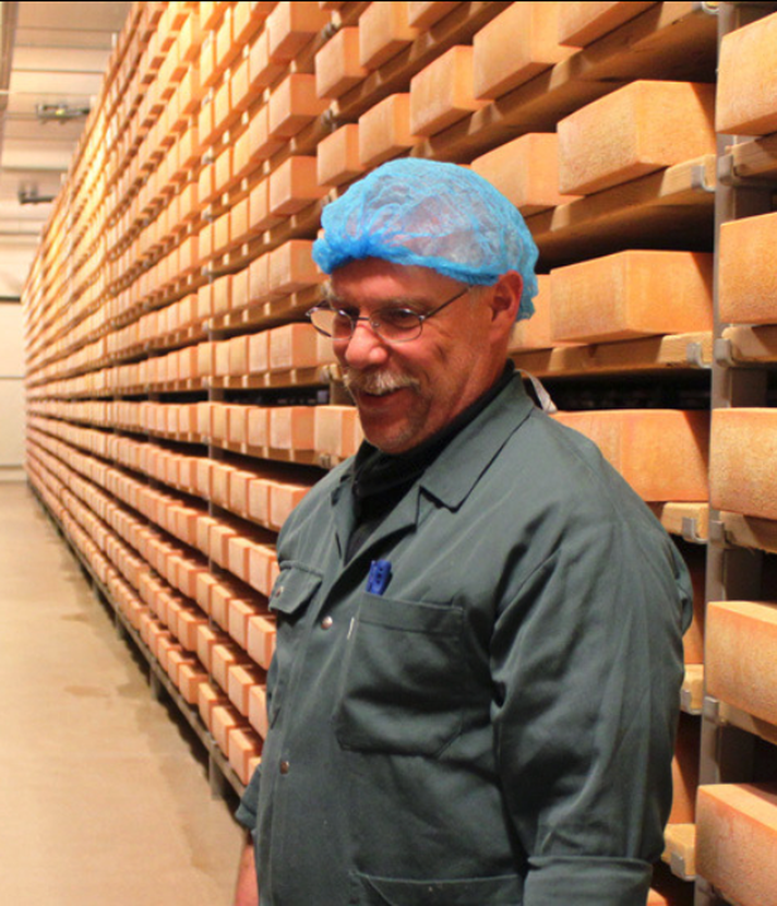 Gestapelt bis zur Decke: Hier reifen tausende Tonnen Käse