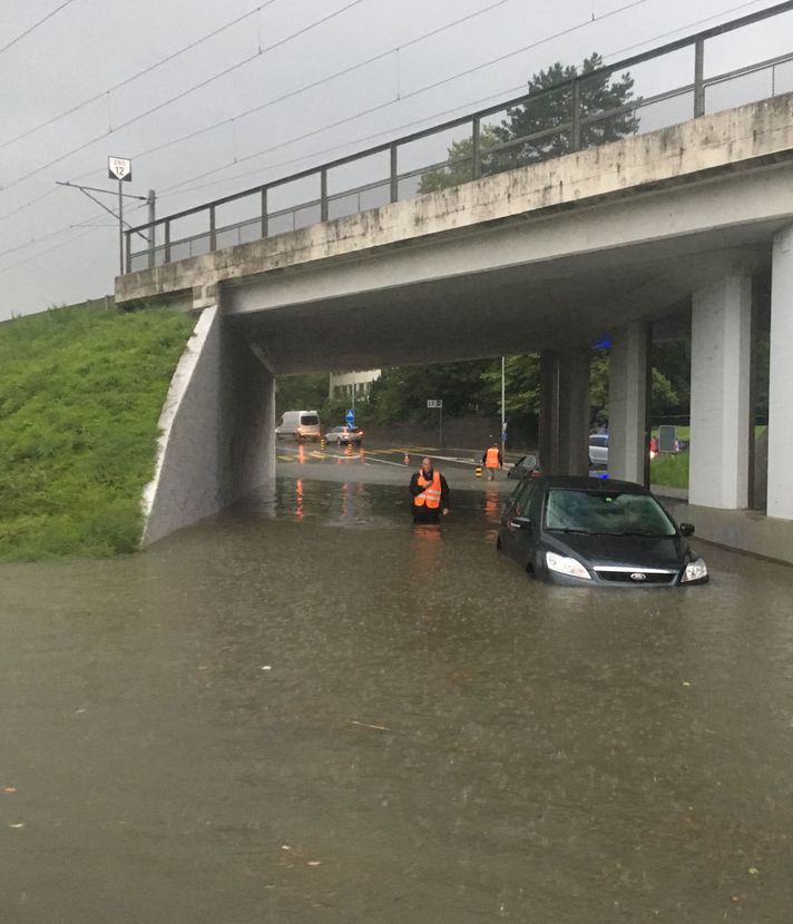Strassen völlig überflutet, Autobahn gesperrt