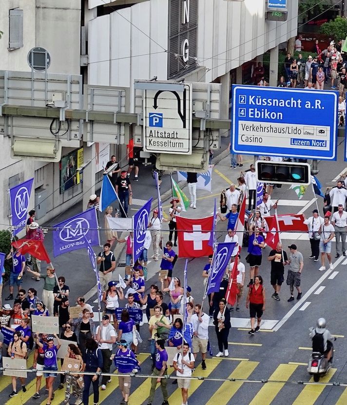 300 Massnahmen-Kritiker marschieren durch Luzern – jetzt droht Strafanzeige