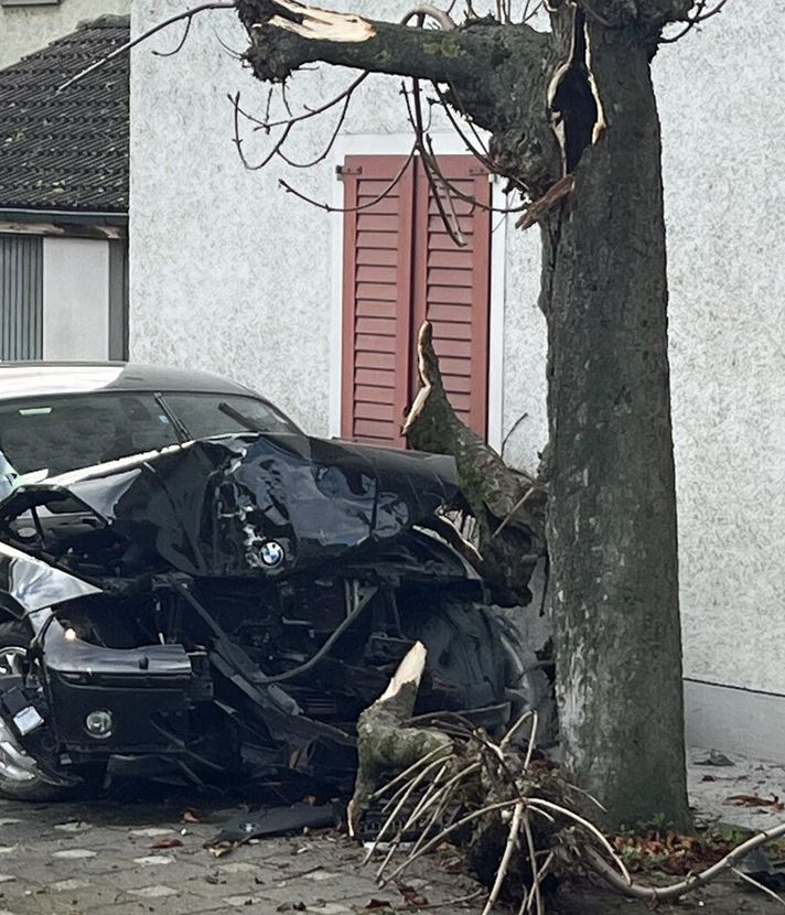 Aesch: Autofahrerin knallt in Hauswand und Baum