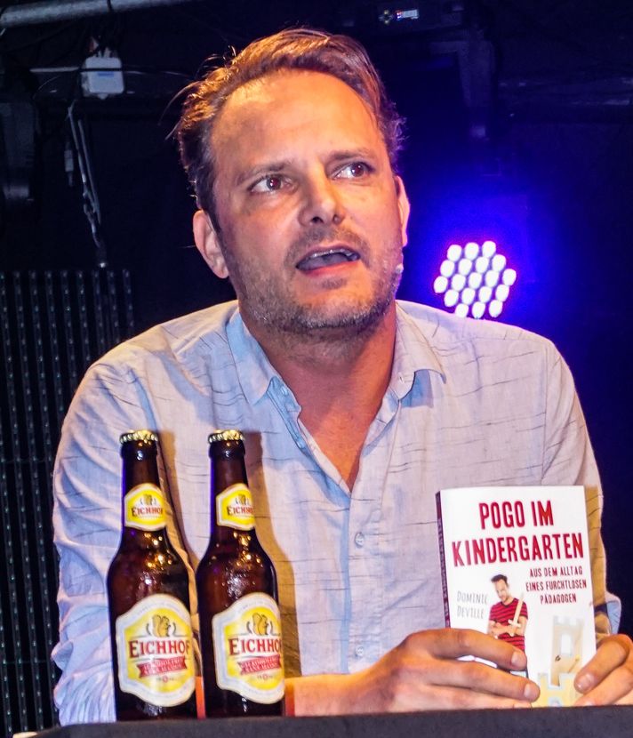 Dominic Deville liest aus seinem Buch und spuckt alkoholfreies Bier