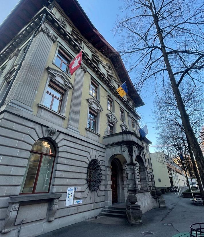 Am Stadthaus von Luzern weht die ukrainische Flagge
