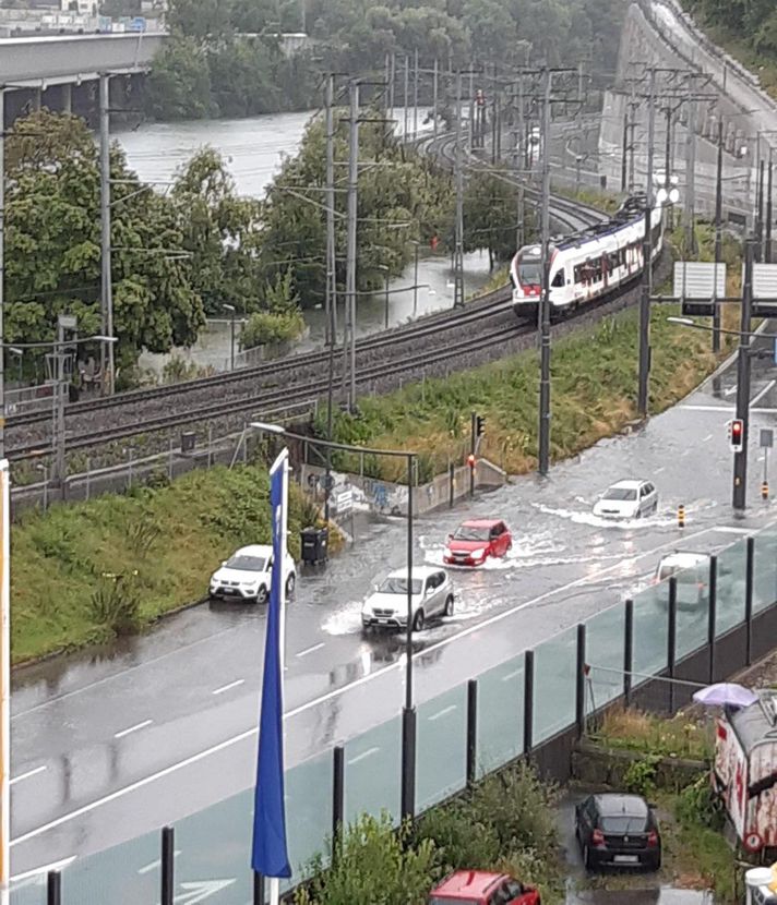 Feuerwehr wegen Hochwasser von See und Reuss im Dauereinsatz