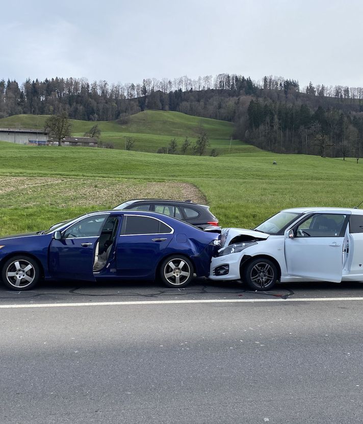 Zu spät gebremst: In Sihlbrugg hat es gekracht