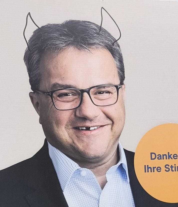 Zerstörte Plakate: In Risch treiben Vandalen ihr Unwesen