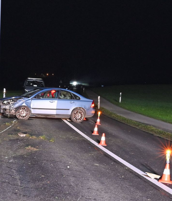 Betrunkene, umgekipptes Auto und zerdepperte Laternen