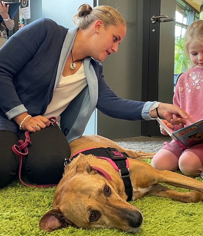 Dieser Hund hilft Kindern mit einer Leseschwäche
