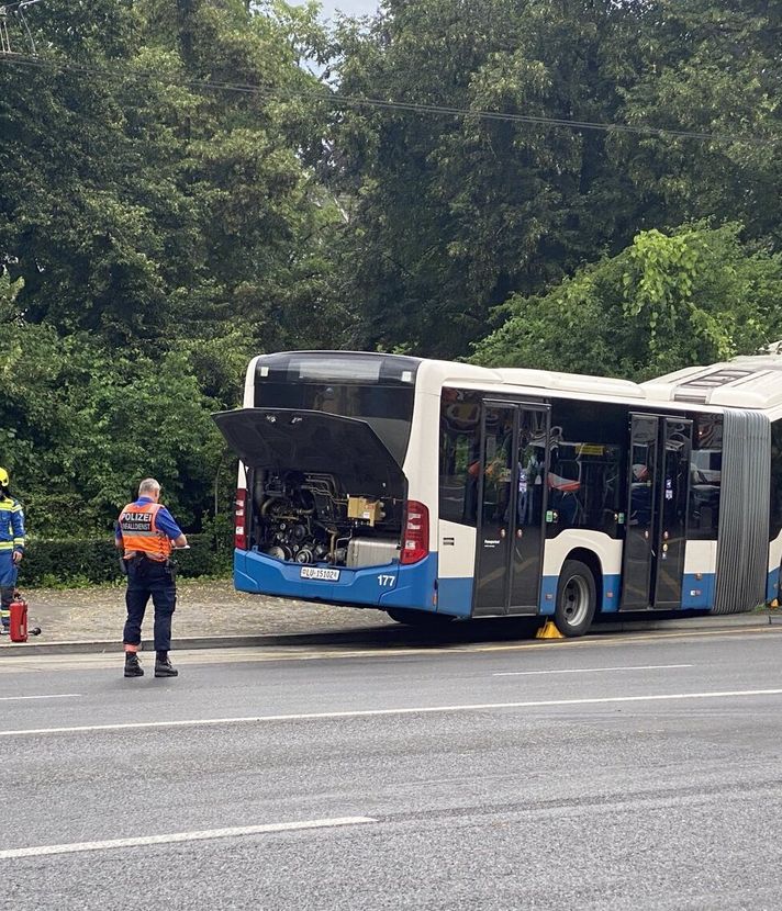 Bus überquert vier Spuren und kracht in Busch