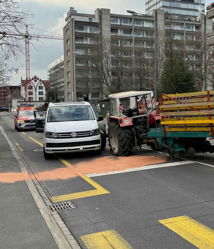 Stadt Zug: Traktor prallt in Auto auf der Gegenfahrbahn