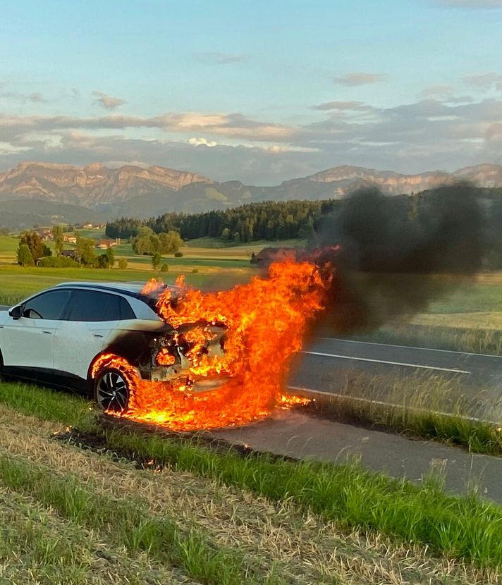 Ruswil: Auto fängt während der Fahrt an zu brennen