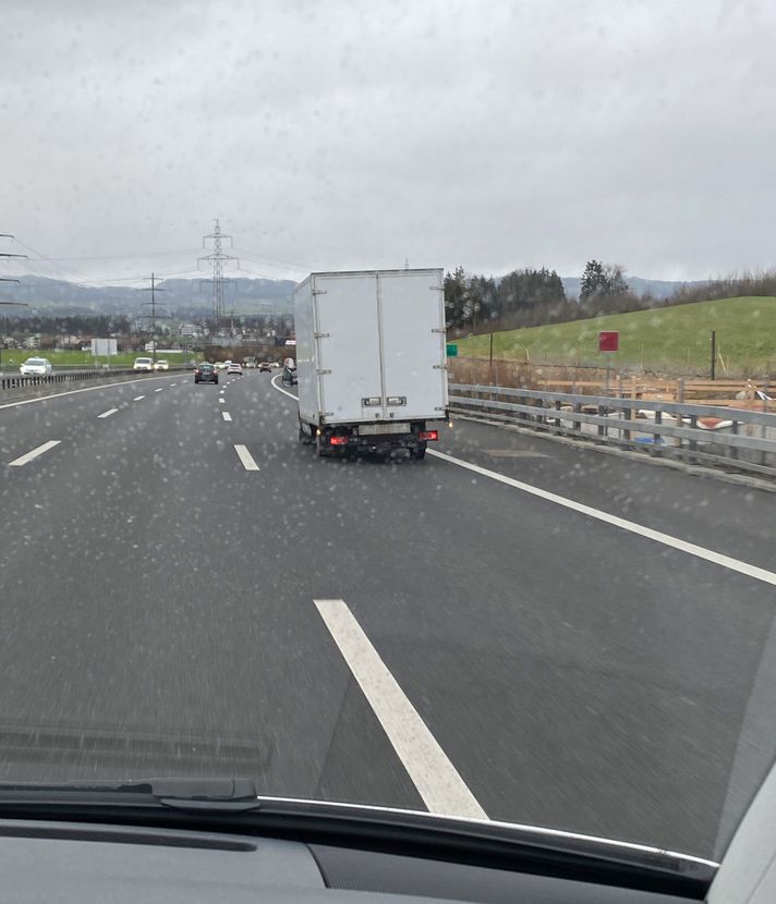 Lieferwagen überladen und verrostet – Fahrer verzeigt