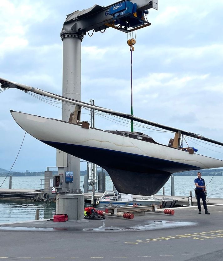 So wurde das Unglücksboot aus 80 Meter Tiefe geborgen