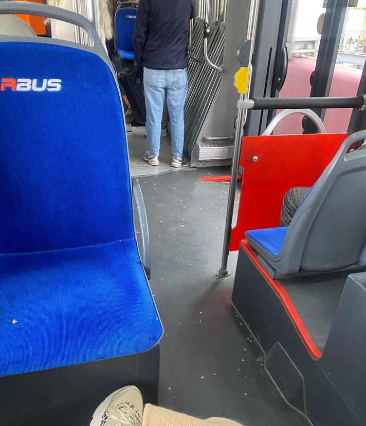 «Stinkt noch nach Holdrio» – Leserin verärgert über Dreck in Bus