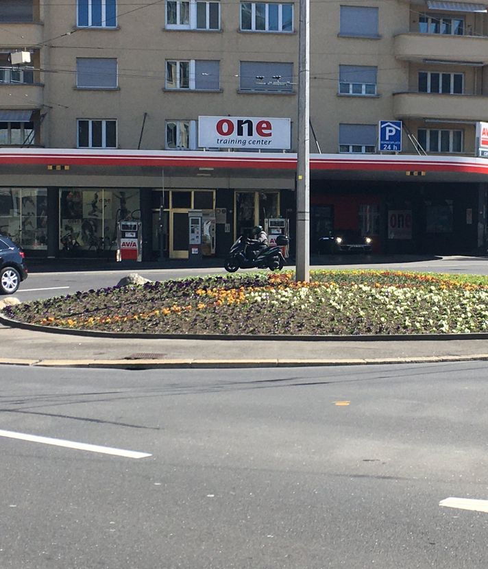 Unfall beim Bundesplatz-Kreisel: Autofahrer prallt in Velo